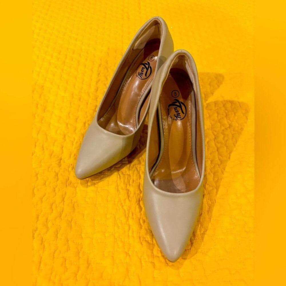 Beige pointed toe heels.wf-20